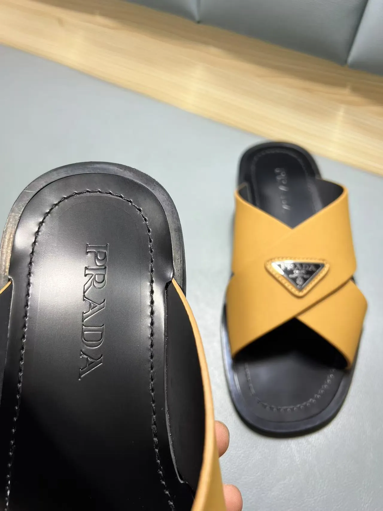 340💰PRADA Prada’s latest slippers are synchronized with the official website. This slipper is made of the brand’s unique and iconic Saffiano leather. The brand logo jumps out from the double straps, and the brand style is clearly visible. Cowhide gives men elegant charm and functional design, making it an ideal choice for vacation and leisure. Size:38-45